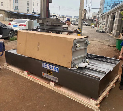 DK 77120精密电火花线切割机出口到俄罗斯